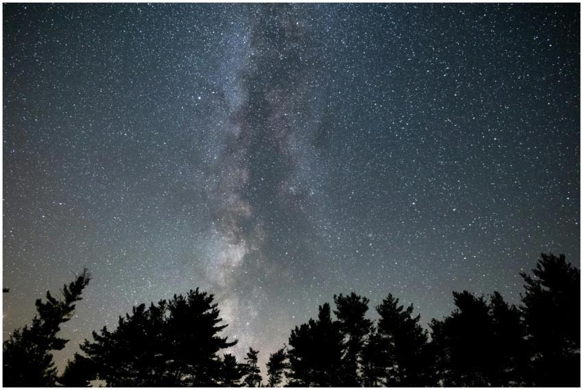 An awe-inspiring view of the Milky Way stretching