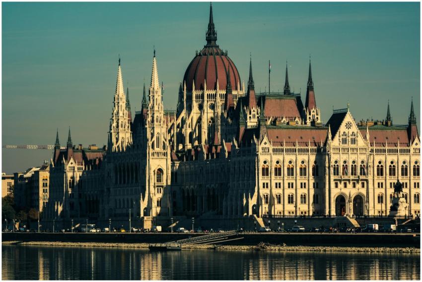 Stunning image of Budapest's iconic Parliament bui
