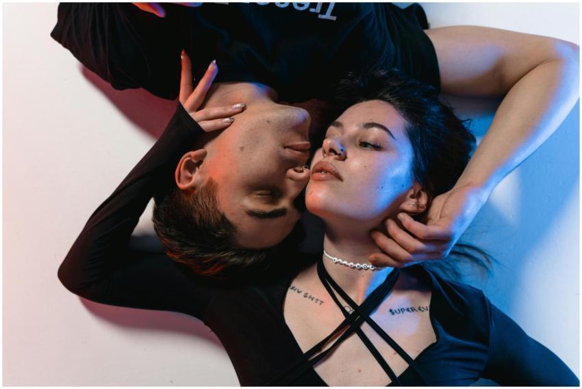 A creative, intimate portrait of a young couple em