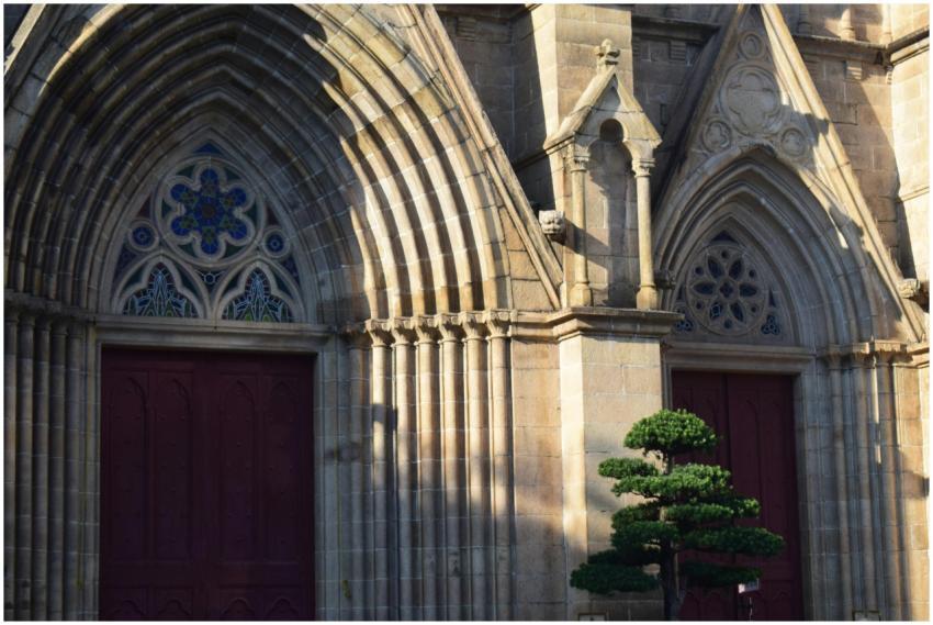 Entrance of a Gothic cathedral featuring ornate st