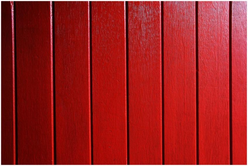 Vivid red wooden planks create a bold and rustic b