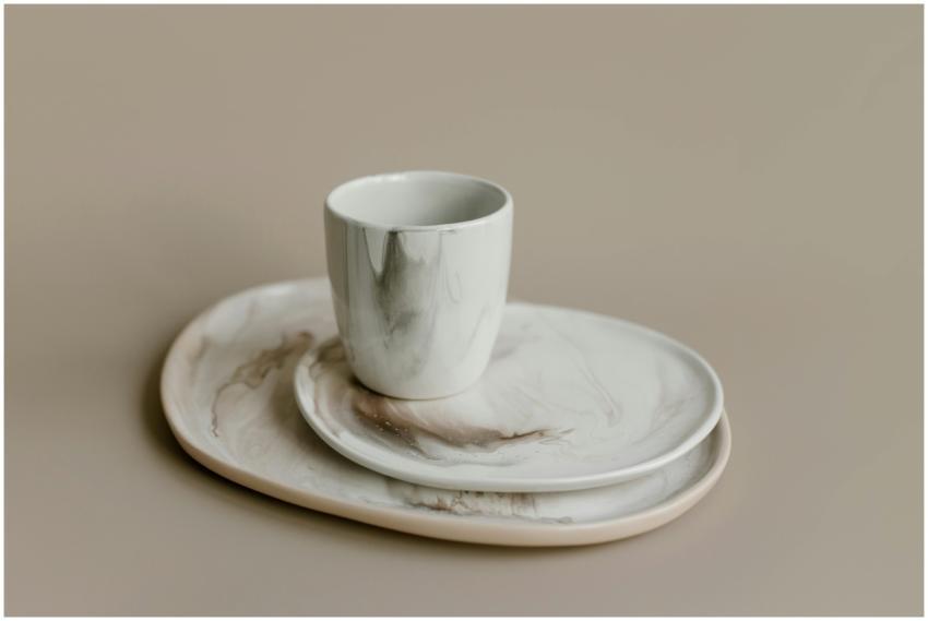 Minimalistic marble-patterned ceramic cup and plat