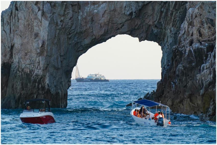 Scenic view of Arch of Cabo San Lucas with boats n