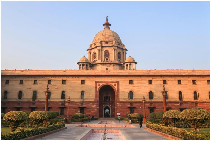 Explore the iconic Rashtrapati Bhavan with its his