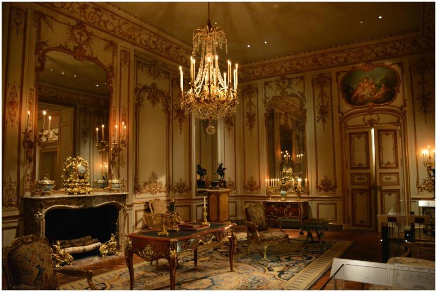 Elegant and opulent palace interior with chandelie