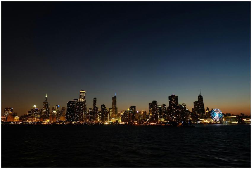 Stunning night view of Chicago skyline with illumi