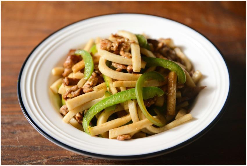 Delicious stir-fried noodles with pork and green b