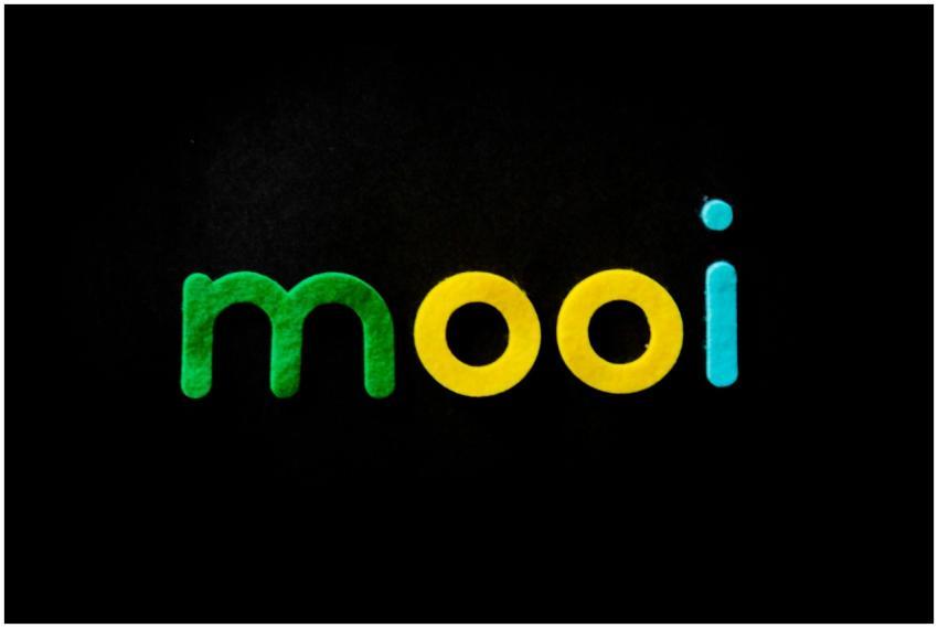 Vibrant and modern typography spells 'mooi' in gre