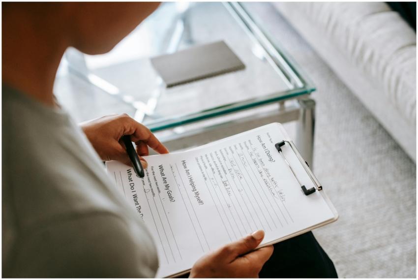 From above of blurred anonymous female psychologis