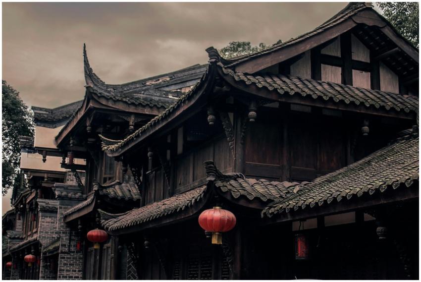 Historic Chinese building with ornate roofs and re
