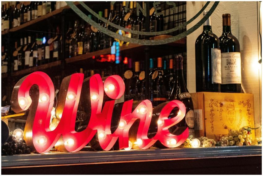 Illuminated wine sign with bottles and grapes crea