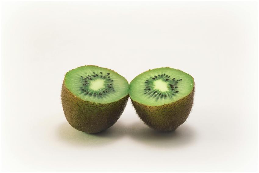 Close-up of two fresh kiwi halves displaying vibra