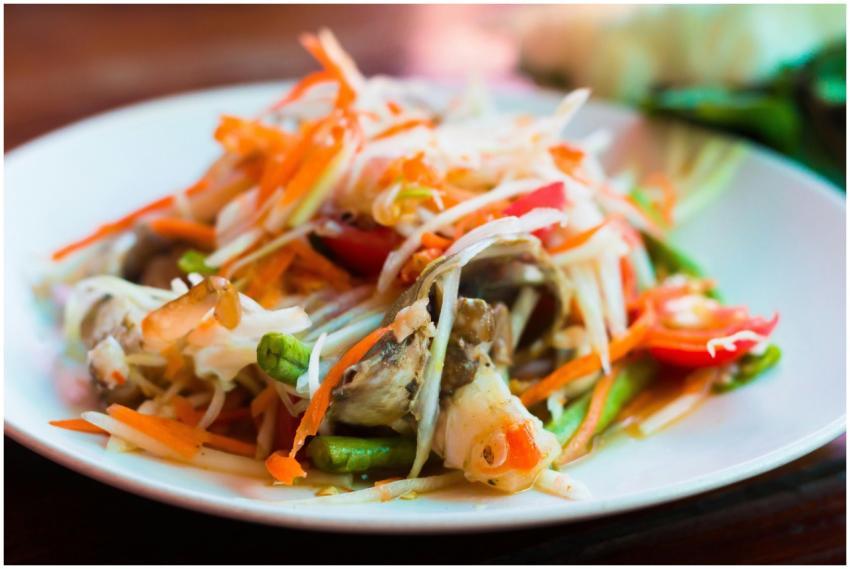 Close-up of a vibrant Thai papaya salad with fresh