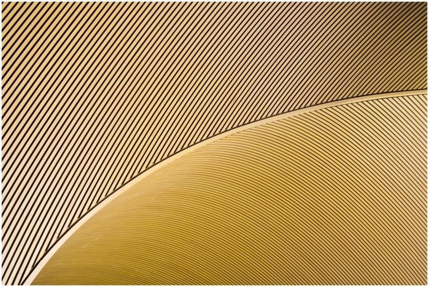 Elegant abstract pattern of curved gold lines crea