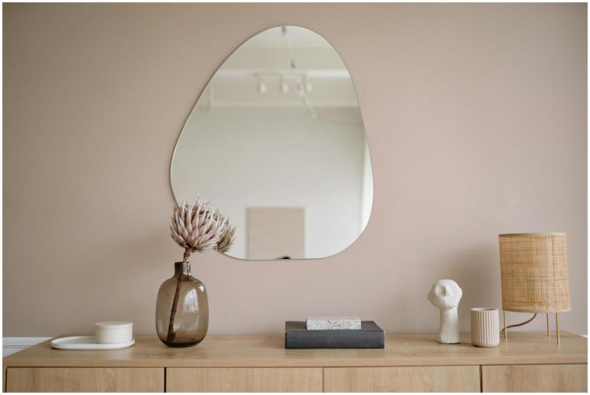 Stylish minimalist interior featuring a mirror, de