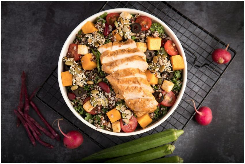 A vibrant bowl of grilled chicken salad with quino