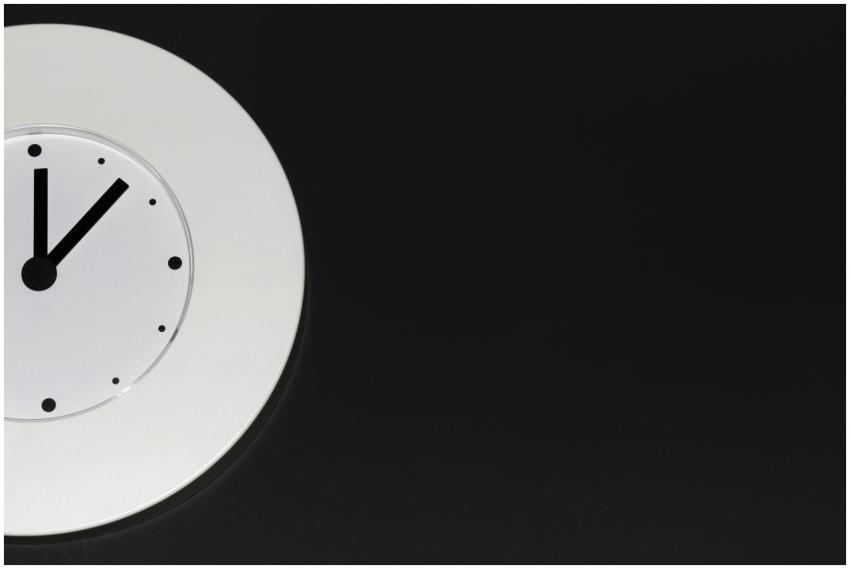 Minimalist clock showing one o'clock against a sle