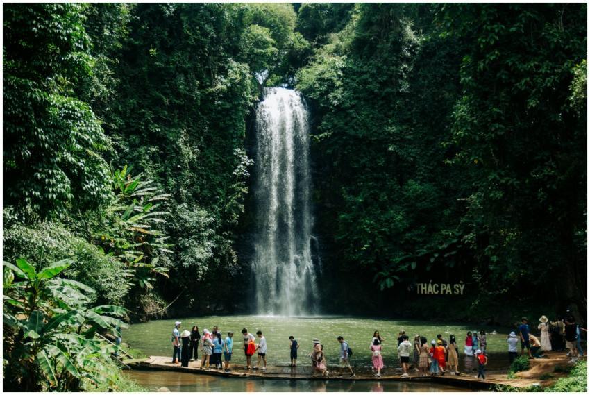 Tourists Enjoying Pa Sy