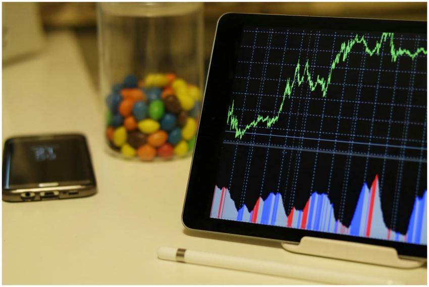 Tablet display of stock market data with smartphon
