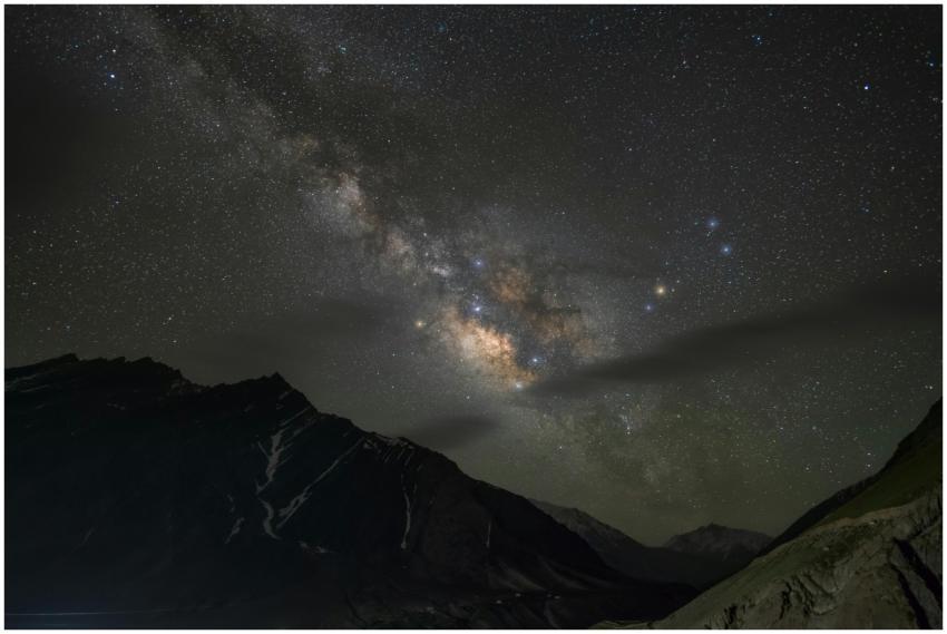 Captivating view of the Milky Way over the mountai