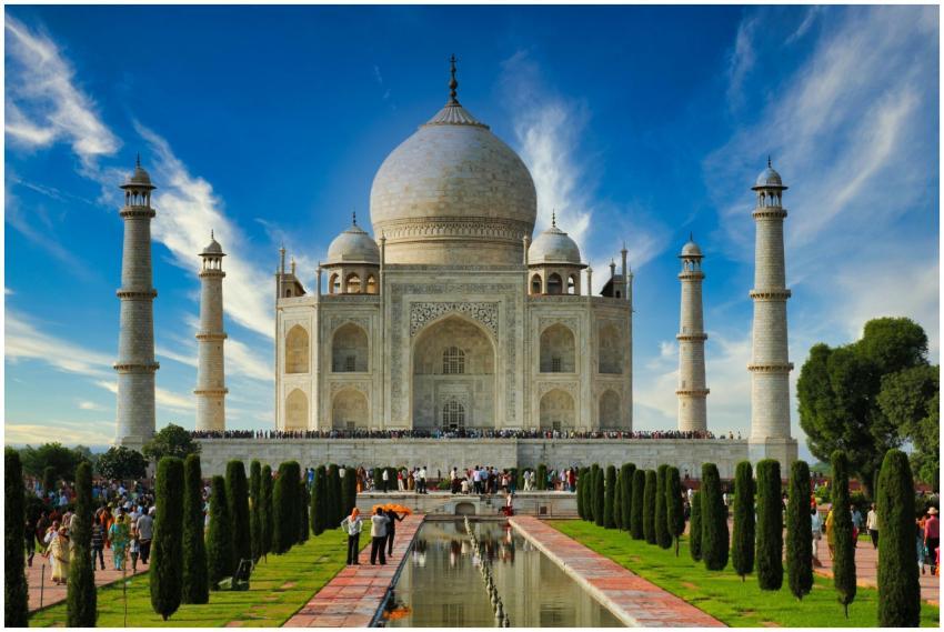 Stunning frontal view of the Taj Mahal under a cle