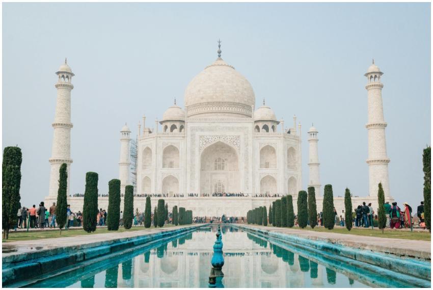 Spectacular view of the Taj Mahal with a clear ref