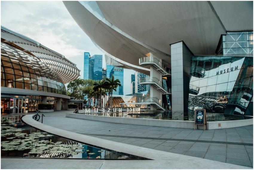 Stunning view of Marina Bay's futuristic architect