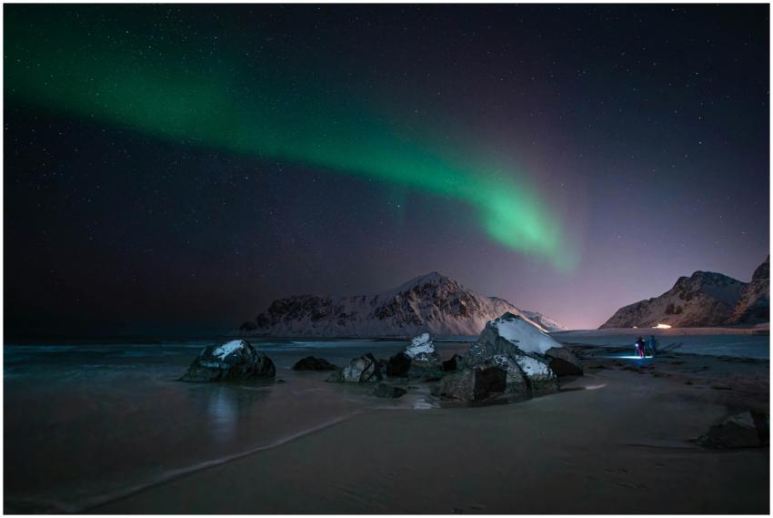 Captivating night view of aurora borealis over roc
