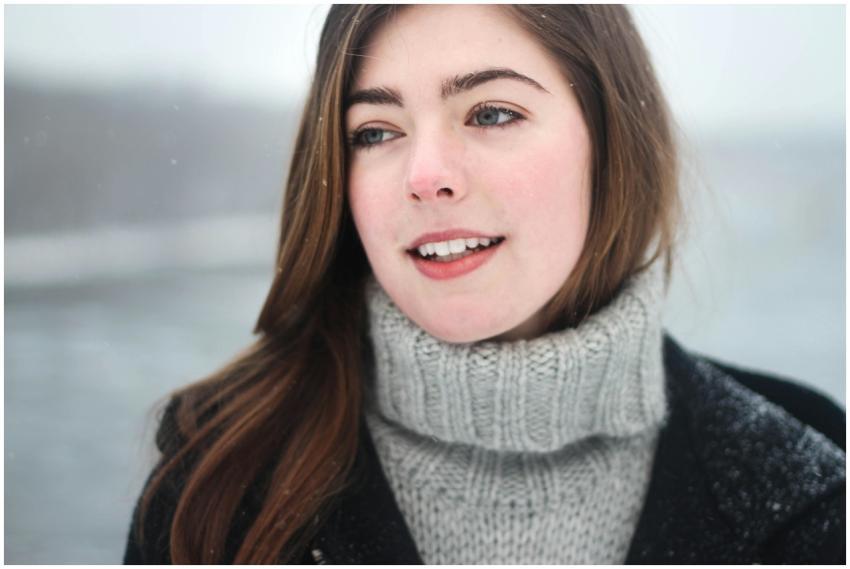Close-up portrait of a young woman smiling outdoor