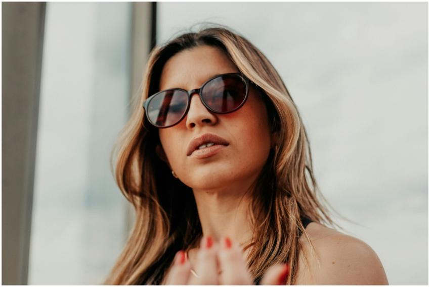 Portrait of a fashionable woman in sunglasses enjo