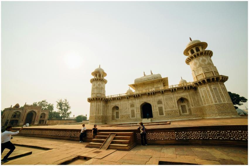 Explore the grandeur of the Itmad-ud-Daulah Tomb,