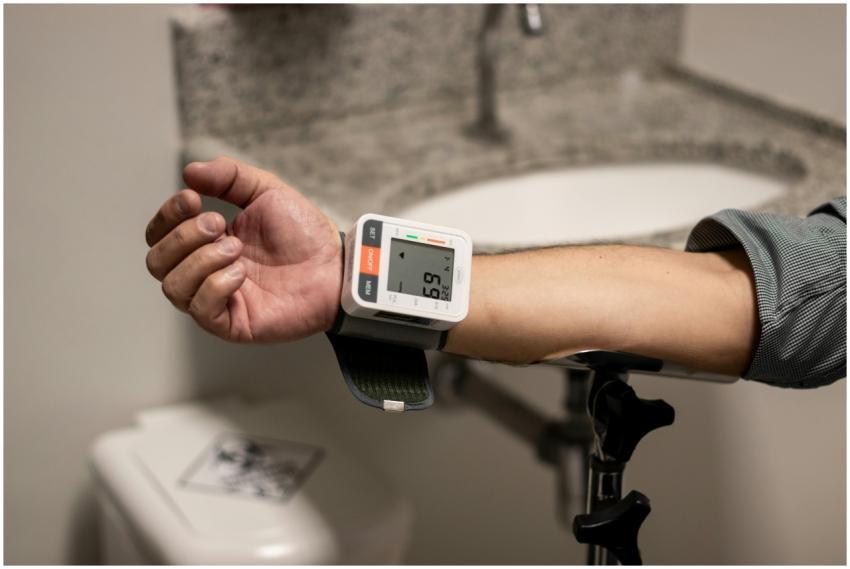 Close-up of an arm using a wrist sphygmomanometer