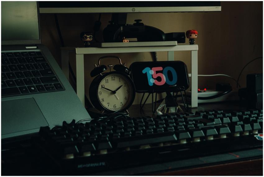 Free stock photo of alarm clock, analog clock, ant