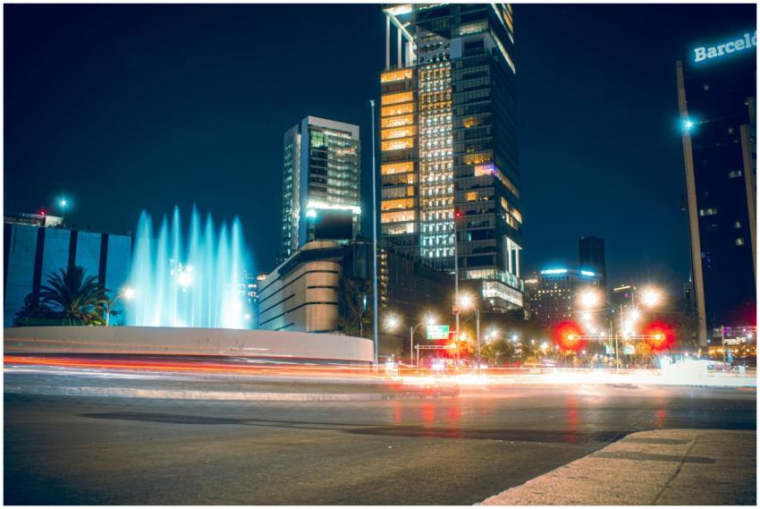 Vibrant long exposure of Ciudad de México's modern