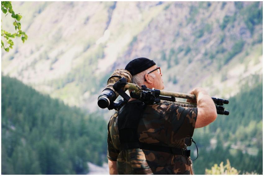 Photographer explores the mountain landscape in Ch
