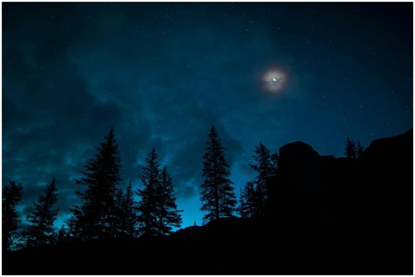 A mesmerizing night sky with crescent moon and sta