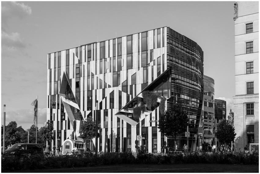 Striking modern architecture of Kö-Bogen in Düssel