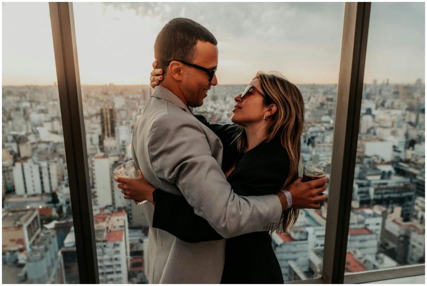 A couple embraces in front of a stunning Buenos Ai