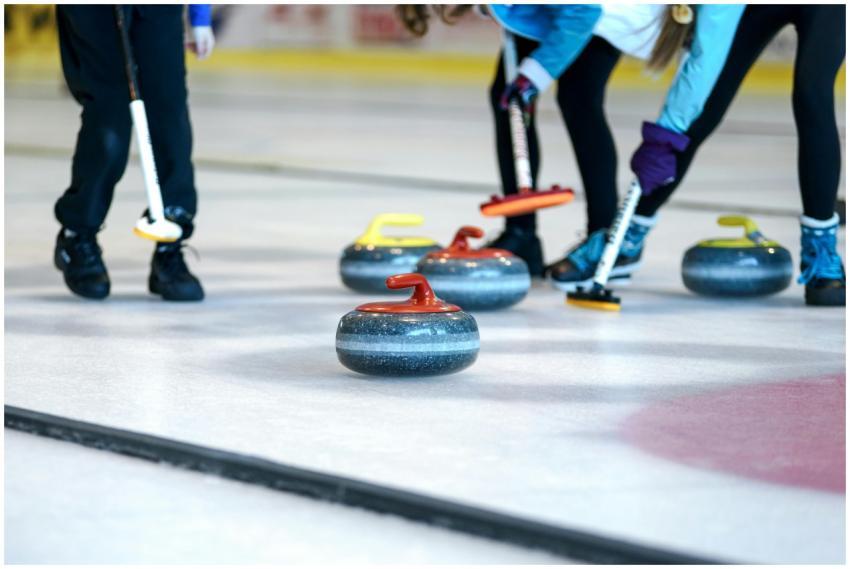 Dynamic game of curling with players sweeping ston