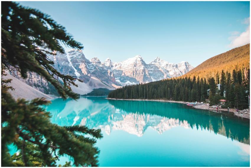 Idyllic view of Moraine Lake reflecting mountains