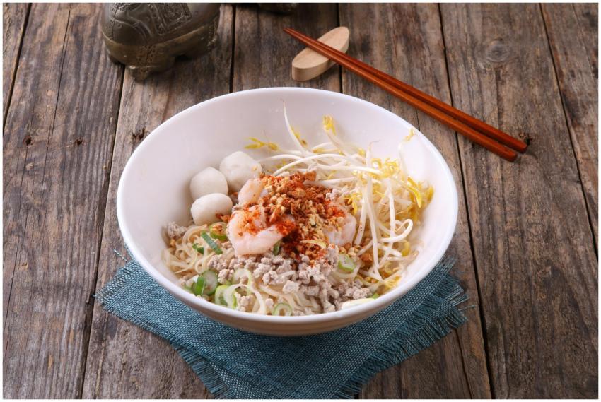 Tasty Asian noodle dish with shrimp, sprouts, and