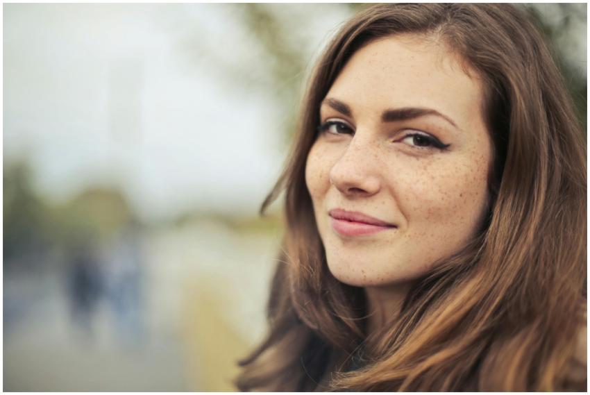 Close-up portrait of a smiling young woman outdoor