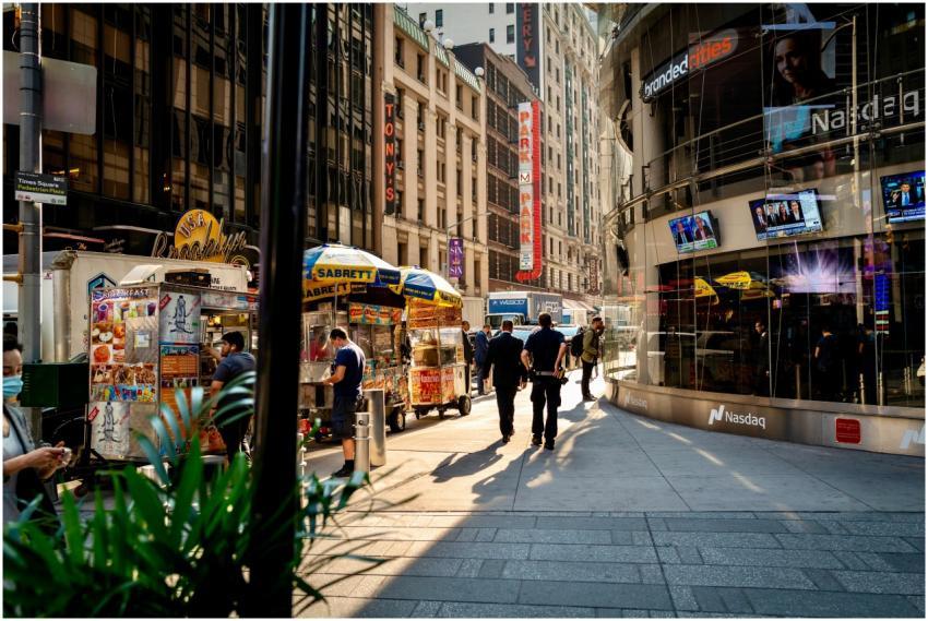 Bustling street vendors and pedestrians in iconic