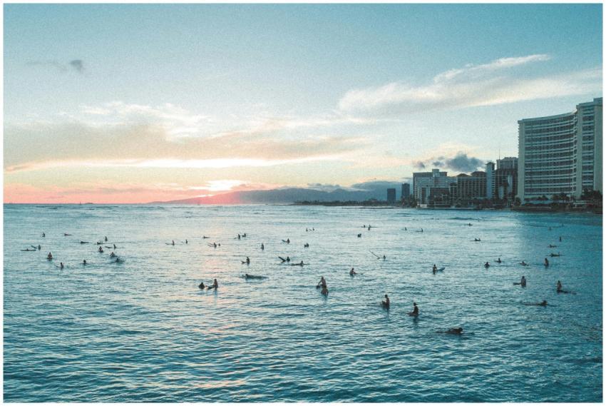 A stunning sunset view over a Hawaiian beach fille