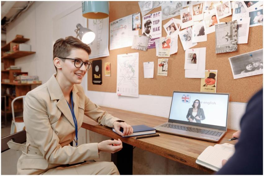 A woman engaged in an online English course sessio