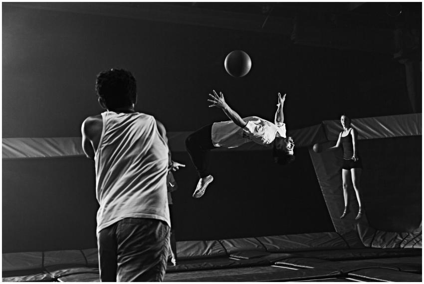 Dynamic dodgeball game with acrobatic moves on ind