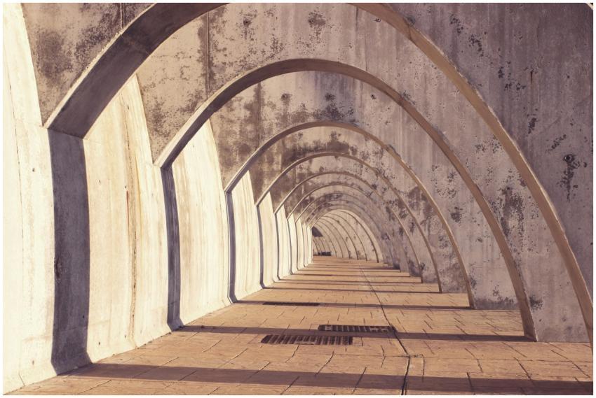 A minimalist arched concrete structure in Málaga,