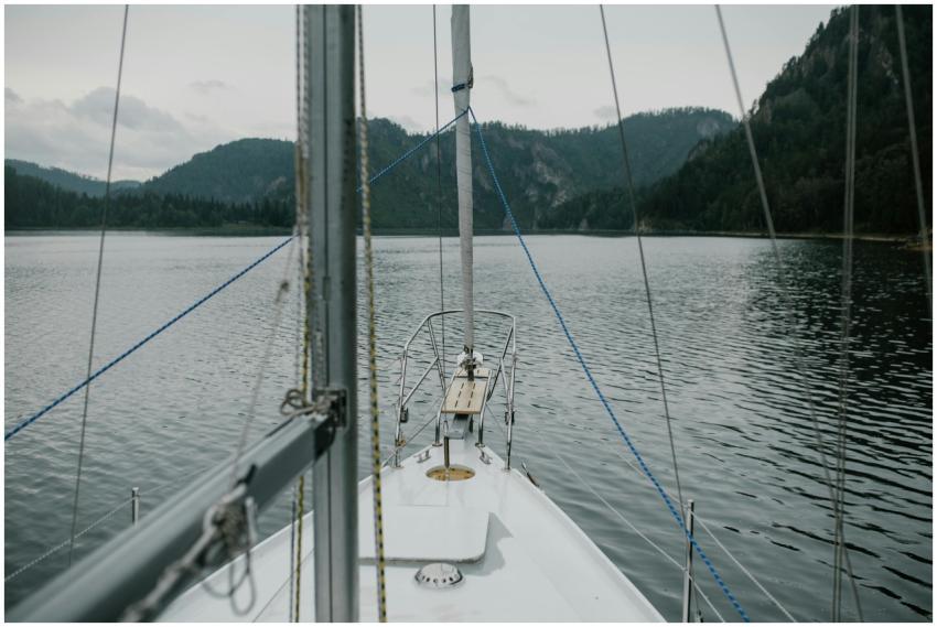 A peaceful sailing experience on a lake surrounded