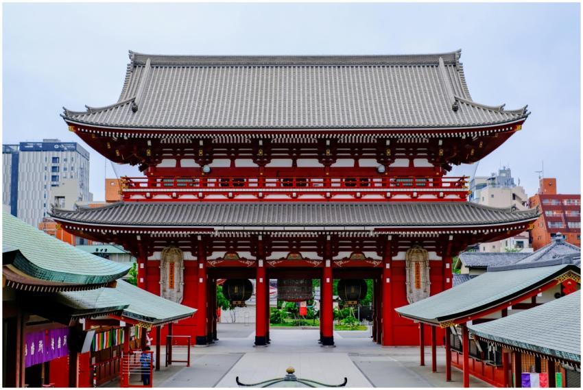 Explore the historic main gate of Senso-ji Temple