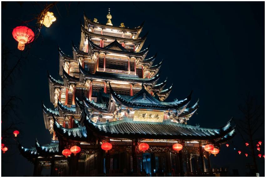 Beautiful night view of Chongqing's traditional Ch